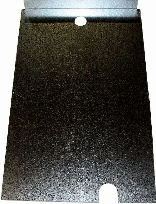 Schwarze Metallplatte mit bearbeiteter Oberfläche und Ausschnitten, geeignet als Verkleidung für bestimmte Geräte der Marke Wolf.